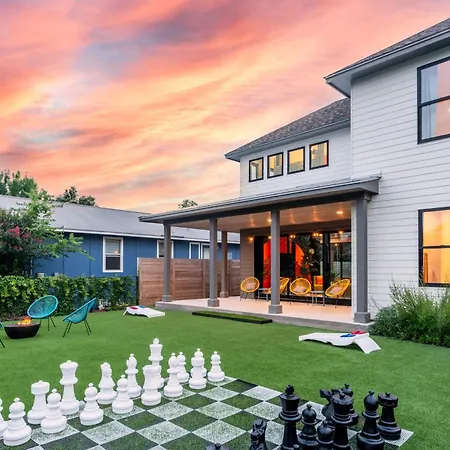Villa Check-Mate Sleeps 18 & Only 7Min To Downtown Atx